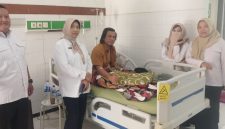 Ket Foto: Direktur Utama RSUD dr. H. Moh. Anwar (RSUDMA) Sumenep, dr. Erliyanti, M.Kes., turun langsung menemui dan memberikan motivasi kepada pasien di ruang perawatan. Kehadiran tersebut menjadi bagian dari komitmen RSUDMA menghadirkan pelayanan kesehatan yang humanis, responsif, dan terbaik bagi masyarakat.