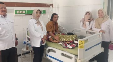 Ket Foto: Direktur Utama RSUD dr. H. Moh. Anwar (RSUDMA) Sumenep, dr. Erliyanti, M.Kes., turun langsung menemui dan memberikan motivasi kepada pasien di ruang perawatan. Kehadiran tersebut menjadi bagian dari komitmen RSUDMA menghadirkan pelayanan kesehatan yang humanis, responsif, dan terbaik bagi masyarakat.