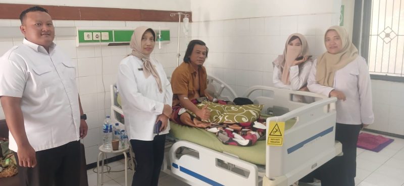 Ket Foto: Direktur Utama RSUD dr. H. Moh. Anwar (RSUDMA) Sumenep, dr. Erliyanti, M.Kes., turun langsung menemui dan memberikan motivasi kepada pasien di ruang perawatan. Kehadiran tersebut menjadi bagian dari komitmen RSUDMA menghadirkan pelayanan kesehatan yang humanis, responsif, dan terbaik bagi masyarakat.