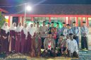 Ket Foto: Kepala SDN Pasongsongan 1 Sumenep, Mariyatul Qiptiyah, bersama para guru da  siswa dalam kegiatan Persari yang dirangkai dengan peringatan Maulid Nabi Muhammad SAW. Kegiatan tersebut menjadi bagian dari upaya sekolah membentuk siswa yang disiplin, mandiri, berkarakter dan berakhlak menuju Generasi Emas.