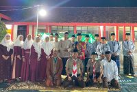 Ket Foto: Kepala SDN Pasongsongan 1 Sumenep, Mariyatul Qiptiyah, bersama para guru da  siswa dalam kegiatan Persari yang dirangkai dengan peringatan Maulid Nabi Muhammad SAW. Kegiatan tersebut menjadi bagian dari upaya sekolah membentuk siswa yang disiplin, mandiri, berkarakter dan berakhlak menuju Generasi Emas.
