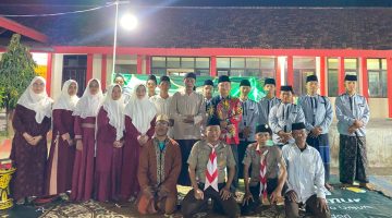 Ket Foto: Kepala SDN Pasongsongan 1 Sumenep, Mariyatul Qiptiyah, bersama para guru da  siswa dalam kegiatan Persari yang dirangkai dengan peringatan Maulid Nabi Muhammad SAW. Kegiatan tersebut menjadi bagian dari upaya sekolah membentuk siswa yang disiplin, mandiri, berkarakter dan berakhlak menuju Generasi Emas.
