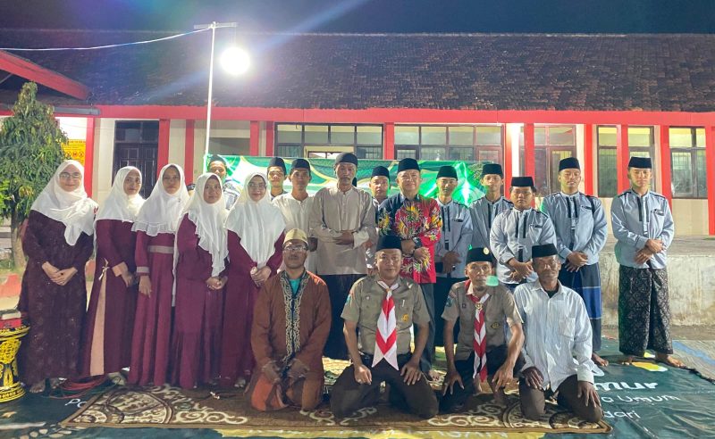 Ket Foto: Kepala SDN Pasongsongan 1 Sumenep, Mariyatul Qiptiyah, bersama para guru da  siswa dalam kegiatan Persari yang dirangkai dengan peringatan Maulid Nabi Muhammad SAW. Kegiatan tersebut menjadi bagian dari upaya sekolah membentuk siswa yang disiplin, mandiri, berkarakter dan berakhlak menuju Generasi Emas.
