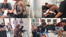 Ket Foto: Bang Ali Zainal Abidin membantu Irsya, bocah difabel asal Kecamatan Pasongsongan, Sumenep, mendapatkan kaki palsu. Bantuan tersebut menjadi harapan baru bagi Irsya untuk belajar berdiri dan berjalan.