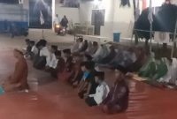 Keterangan Foto:
Kegiatan Persari SDN Pasongsongan 1 yang dirangkai dengan peringatan Maulid Nabi Muhammad SAW, diisi pembiasaan ibadah berjamaah dari Dzuhur hingga Subuh untuk memperkuat kedisiplinan dan pembentukan karakter siswa.