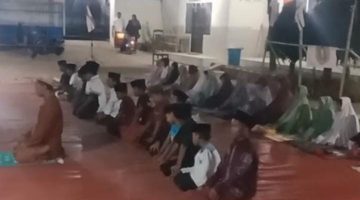 Keterangan Foto:
Kegiatan Persari SDN Pasongsongan 1 yang dirangkai dengan peringatan Maulid Nabi Muhammad SAW, diisi pembiasaan ibadah berjamaah dari Dzuhur hingga Subuh untuk memperkuat kedisiplinan dan pembentukan karakter siswa.