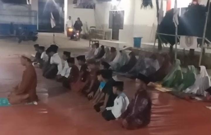 Keterangan Foto:
Kegiatan Persari SDN Pasongsongan 1 yang dirangkai dengan peringatan Maulid Nabi Muhammad SAW, diisi pembiasaan ibadah berjamaah dari Dzuhur hingga Subuh untuk memperkuat kedisiplinan dan pembentukan karakter siswa.