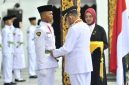 Ket Foto: Bupati Sumenep Achmad Fauzi Wongsojudo saat mengukuhkan anggota Paskibraka Kabupaten Sumenep 2026 di Pendopo Agung Keraton Sumenep, Sabtu (15/8/2026).