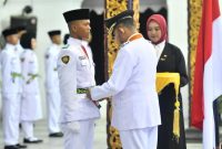 Ket Foto: Bupati Sumenep Achmad Fauzi Wongsojudo saat mengukuhkan anggota Paskibraka Kabupaten Sumenep 2026 di Pendopo Agung Keraton Sumenep, Sabtu (15/8/2026).