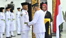 Ket Foto: Bupati Sumenep Achmad Fauzi Wongsojudo saat mengukuhkan anggota Paskibraka Kabupaten Sumenep 2026 di Pendopo Agung Keraton Sumenep, Sabtu (15/8/2026).