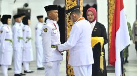 Ket Foto: Bupati Sumenep Achmad Fauzi Wongsojudo saat mengukuhkan anggota Paskibraka Kabupaten Sumenep 2026 di Pendopo Agung Keraton Sumenep, Sabtu (15/8/2026).
