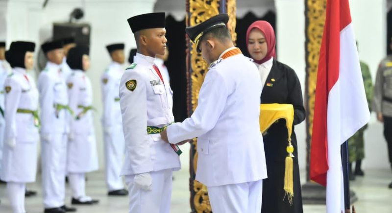 Ket Foto: Bupati Sumenep Achmad Fauzi Wongsojudo saat mengukuhkan anggota Paskibraka Kabupaten Sumenep 2026 di Pendopo Agung Keraton Sumenep, Sabtu (15/8/2026).