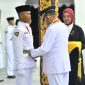 Ket Foto: Bupati Sumenep Achmad Fauzi Wongsojudo saat mengukuhkan anggota Paskibraka Kabupaten Sumenep 2026 di Pendopo Agung Keraton Sumenep, Sabtu (15/8/2026).