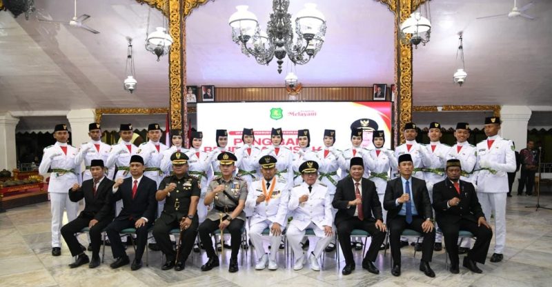 Pengukuhan Paskibraka Kabupaten Sumenep 2026 di Pendopo Agung Keraton Sumenep, Sabtu (15/8/2026), sebagai momentum menanamkan integritas, disiplin, dan semangat kebangsaan kepada generasi muda.