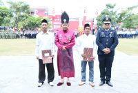 Bupati Sumenep Achmad Fauzi Wongsojudo menyerahkan remisi secara simbolis kepada warga binaan Rutan Kelas IIB Sumenep dalam rangka peringatan HUT ke-81 Kemerdekaan Republik Indonesia, Senin (17/8/2026). Dua warga binaan tercatat memperoleh remisi langsung bebas.