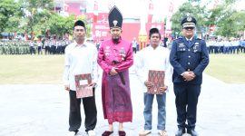 Bupati Sumenep Achmad Fauzi Wongsojudo menyerahkan remisi secara simbolis kepada warga binaan Rutan Kelas IIB Sumenep dalam rangka peringatan HUT ke-81 Kemerdekaan Republik Indonesia, Senin (17/8/2026). Dua warga binaan tercatat memperoleh remisi langsung bebas.