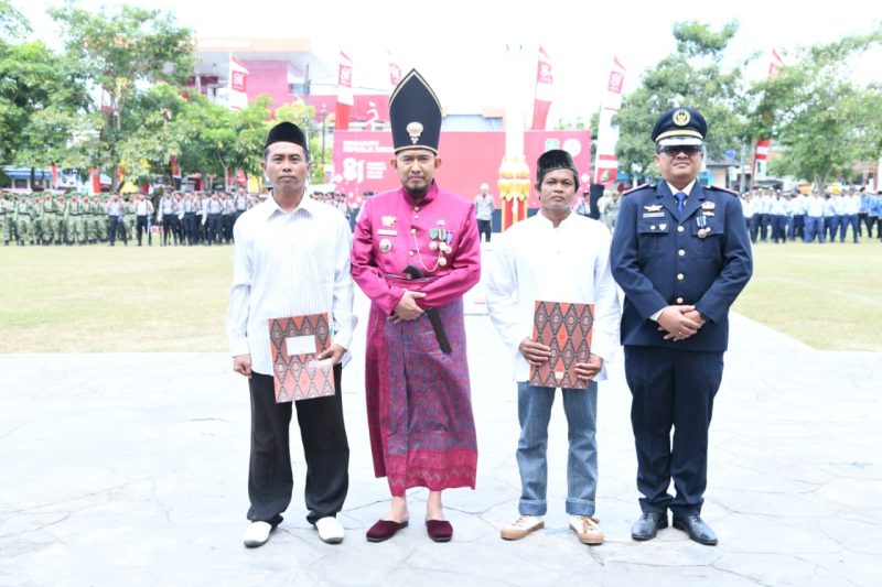 Bupati Sumenep Achmad Fauzi Wongsojudo menyerahkan remisi secara simbolis kepada warga binaan Rutan Kelas IIB Sumenep dalam rangka peringatan HUT ke-81 Kemerdekaan Republik Indonesia, Senin (17/8/2026). Dua warga binaan tercatat memperoleh remisi langsung bebas.