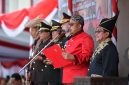 Ket Foto: Ketua DPRD Sumenep Zainal Arifin membacakan teks Proklamasi Kemerdekaan RI dalam Upacara Peringatan Detik-detik Proklamasi HUT ke-81 RI di halaman Kantor Bupati Sumenep, Senin (17/8/2026).
