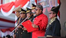 Ket Foto: Ketua DPRD Sumenep Zainal Arifin membacakan teks Proklamasi Kemerdekaan RI dalam Upacara Peringatan Detik-detik Proklamasi HUT ke-81 RI di halaman Kantor Bupati Sumenep, Senin (17/8/2026).