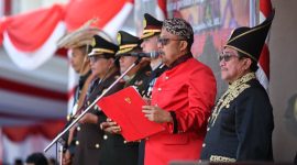 Ket Foto: Ketua DPRD Sumenep Zainal Arifin membacakan teks Proklamasi Kemerdekaan RI dalam Upacara Peringatan Detik-detik Proklamasi HUT ke-81 RI di halaman Kantor Bupati Sumenep, Senin (17/8/2026).