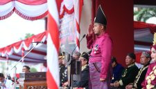Ket Foto: Bupati Sumenep Achmad Fauzi Wongsojudo saat menjadi Inspektur Upacara Peringatan Detik-detik Proklamasi HUT ke-81 Kemerdekaan RI di halaman Kantor Bupati Sumenep, Senin (17/8/2026).