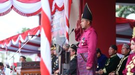 Ket Foto: Bupati Sumenep Achmad Fauzi Wongsojudo saat menjadi Inspektur Upacara Peringatan Detik-detik Proklamasi HUT ke-81 Kemerdekaan RI di halaman Kantor Bupati Sumenep, Senin (17/8/2026).