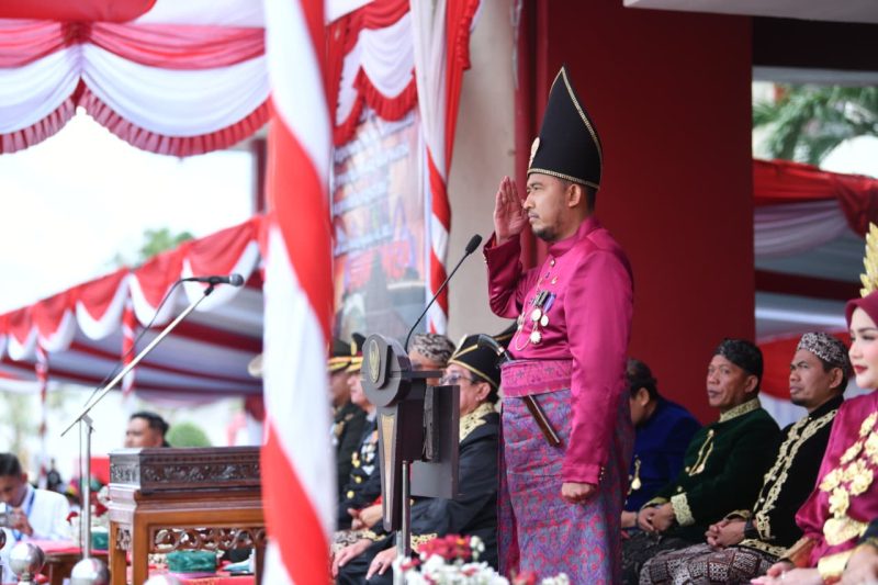Ket Foto: Bupati Sumenep Achmad Fauzi Wongsojudo saat menjadi Inspektur Upacara Peringatan Detik-detik Proklamasi HUT ke-81 Kemerdekaan RI di halaman Kantor Bupati Sumenep, Senin (17/8/2026).