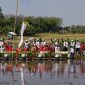 Petugas Diperta Kabupaten Probolinggo turun langsung ke sawah bersama petani untuk mendorong percepatan tanam padi dan memperkuat ketahanan pangan daerah.