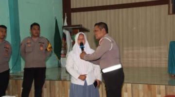 Keterangan Foto:
Polresta Sumenep melalui Bag SDM bersama Satbinmas dan Satlantas saat memberikan edukasi dan pemahaman tentang Artificial Intelligence (AI) kepada 140 pelajar MAN Sumenep, Selasa (18/8/2026).