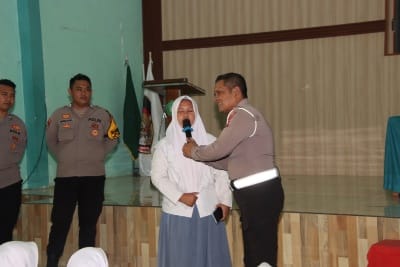 Keterangan Foto:
Polresta Sumenep melalui Bag SDM bersama Satbinmas dan Satlantas saat memberikan edukasi dan pemahaman tentang Artificial Intelligence (AI) kepada 140 pelajar MAN Sumenep, Selasa (18/8/2026).