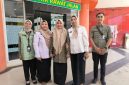 Keterangan Foto: Usai menelusuri pelayanan JKN secara langsung, kebersamaan BPJS Kesehatan dan jajaran RSUD Sumenep terabadikan di depan IGD sebagai simbol sinergi menjaga kualitas pelayanan bagi masyarakat.