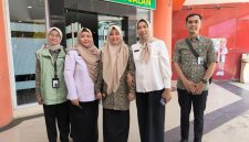 Keterangan Foto: Usai menelusuri pelayanan JKN secara langsung, kebersamaan BPJS Kesehatan dan jajaran RSUD Sumenep terabadikan di depan IGD sebagai simbol sinergi menjaga kualitas pelayanan bagi masyarakat.
