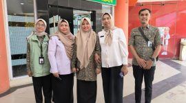 Keterangan Foto: Usai menelusuri pelayanan JKN secara langsung, kebersamaan BPJS Kesehatan dan jajaran RSUD Sumenep terabadikan di depan IGD sebagai simbol sinergi menjaga kualitas pelayanan bagi masyarakat.