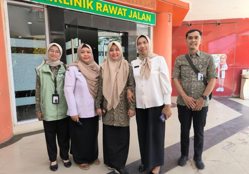 Keterangan Foto: Usai menelusuri pelayanan JKN secara langsung, kebersamaan BPJS Kesehatan dan jajaran RSUD Sumenep terabadikan di depan IGD sebagai simbol sinergi menjaga kualitas pelayanan bagi masyarakat.