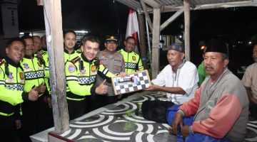 Malam-Malam Kapolresta Sumenep Turun ke Pos Kamling, Polisi Menyapa dan Perkuat Garda Keamanan Bersama Warga