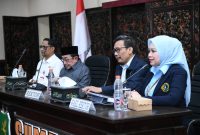 Wakil Bupati Sumenep KH Imam Hasyim bersama Rektor UWG Malang Dr. Anwar dan jajaran Pemkab Sumenep saat membahas peluang kolaborasi pendidikan, riset, dan penguatan SDM untuk mendukung pembangunan berbasis potensi daerah, di Aula Adhirasa, Rabu (19/8/2026).