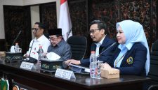 Wakil Bupati Sumenep KH Imam Hasyim bersama Rektor UWG Malang Dr. Anwar dan jajaran Pemkab Sumenep saat membahas peluang kolaborasi pendidikan, riset, dan penguatan SDM untuk mendukung pembangunan berbasis potensi daerah, di Aula Adhirasa, Rabu (19/8/2026).
