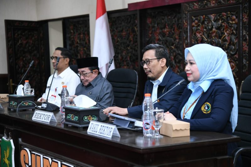 Wakil Bupati Sumenep KH Imam Hasyim bersama Rektor UWG Malang Dr. Anwar dan jajaran Pemkab Sumenep saat membahas peluang kolaborasi pendidikan, riset, dan penguatan SDM untuk mendukung pembangunan berbasis potensi daerah, di Aula Adhirasa, Rabu (19/8/2026).