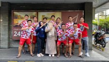 Ket Foto: Manajer tim futsal RSUD dr. H. Moh. Anwar Sumenep bersama Vinda Sartika Basri selaku official dan Bang Ucup selaku coach dalam sesi foto usai meraih juara 3 Boyo Cup Antar-RS di Surabaya.