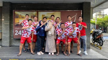 Ket Foto: Manajer tim futsal RSUD dr. H. Moh. Anwar Sumenep bersama Vinda Sartika Basri selaku official dan Bang Ucup selaku coach dalam sesi foto usai meraih juara 3 Boyo Cup Antar-RS di Surabaya.