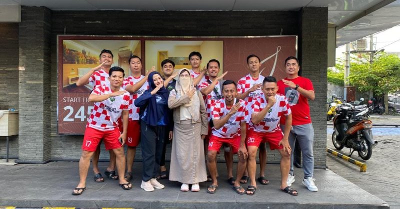 Ket Foto: Manajer tim futsal RSUD dr. H. Moh. Anwar Sumenep bersama Vinda Sartika Basri selaku official dan Bang Ucup selaku coach dalam sesi foto usai meraih juara 3 Boyo Cup Antar-RS di Surabaya.