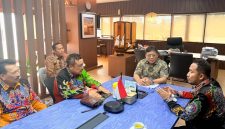 Keterangan Foto: Bupati Sumenep Dr. H. Achmad Fauzi Wongsojudo bersama jajaran Pemkab Sumenep saat melakukan audiensi dengan Kementerian Perhubungan RI membahas penguatan konektivitas dan kelancaran transportasi laut bagi masyarakat kepulauan.