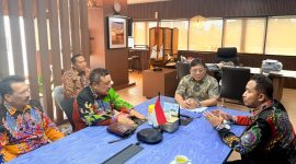 Keterangan Foto: Bupati Sumenep Dr. H. Achmad Fauzi Wongsojudo bersama jajaran Pemkab Sumenep saat melakukan audiensi dengan Kementerian Perhubungan RI membahas penguatan konektivitas dan kelancaran transportasi laut bagi masyarakat kepulauan.