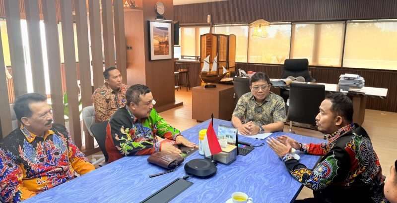 Keterangan Foto: Bupati Sumenep Dr. H. Achmad Fauzi Wongsojudo bersama jajaran Pemkab Sumenep saat melakukan audiensi dengan Kementerian Perhubungan RI membahas penguatan konektivitas dan kelancaran transportasi laut bagi masyarakat kepulauan.