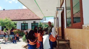 Berblangkon, Menyongsong Siswa Pulang: Cara Kepala SDN Panaongan III Sumenep Menghidupkan Pendidikan Karakter