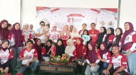 Ket Foto: Pimpinan Ayunda Group Bambang Budianto bersama karyawan dan peserta JJS saat memeriahkan HUT ke-81 Kemerdekaan RI di Pamekasan, Sabtu (22/8/2026).