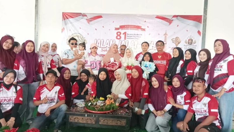 Ket Foto: Pimpinan Ayunda Group Bambang Budianto bersama karyawan dan peserta JJS saat memeriahkan HUT ke-81 Kemerdekaan RI di Pamekasan, Sabtu (22/8/2026).