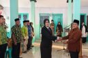 Ket foto:
Sumiyati resmi dilantik sebagai Penjabat (Pj) Kepala Desa Sukokerto, Kecamatan Pajarakan, Kabupaten Probolinggo, Jumat (21/8/2026). Usai dilantik, ia langsung menyiapkan pembentukan Tim HEBAT untuk memperkuat tata kelola pemerintahan dan pelayanan publik di Desa Sukokerto.