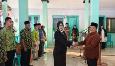 Ket foto:
Sumiyati resmi dilantik sebagai Penjabat (Pj) Kepala Desa Sukokerto, Kecamatan Pajarakan, Kabupaten Probolinggo, Jumat (21/8/2026). Usai dilantik, ia langsung menyiapkan pembentukan Tim HEBAT untuk memperkuat tata kelola pemerintahan dan pelayanan publik di Desa Sukokerto.