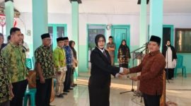 Ket foto:
Sumiyati resmi dilantik sebagai Penjabat (Pj) Kepala Desa Sukokerto, Kecamatan Pajarakan, Kabupaten Probolinggo, Jumat (21/8/2026). Usai dilantik, ia langsung menyiapkan pembentukan Tim HEBAT untuk memperkuat tata kelola pemerintahan dan pelayanan publik di Desa Sukokerto.